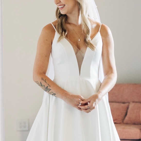 Elegant White V-Neck wedding dress - Picture 3 of 5